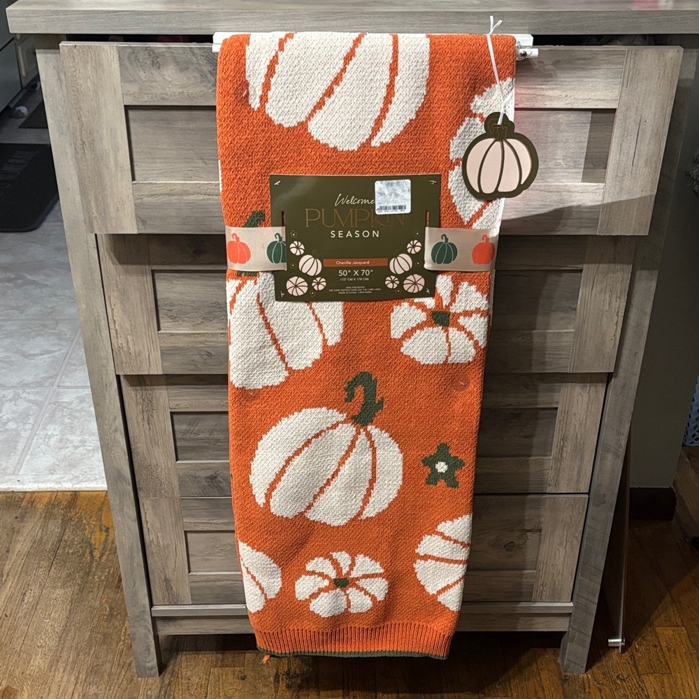 NWT WELCOME PUMPKIN SEASON ORANGE PUMPKIN CHENILLE JACQUARD 50X70 THROW BLANKET